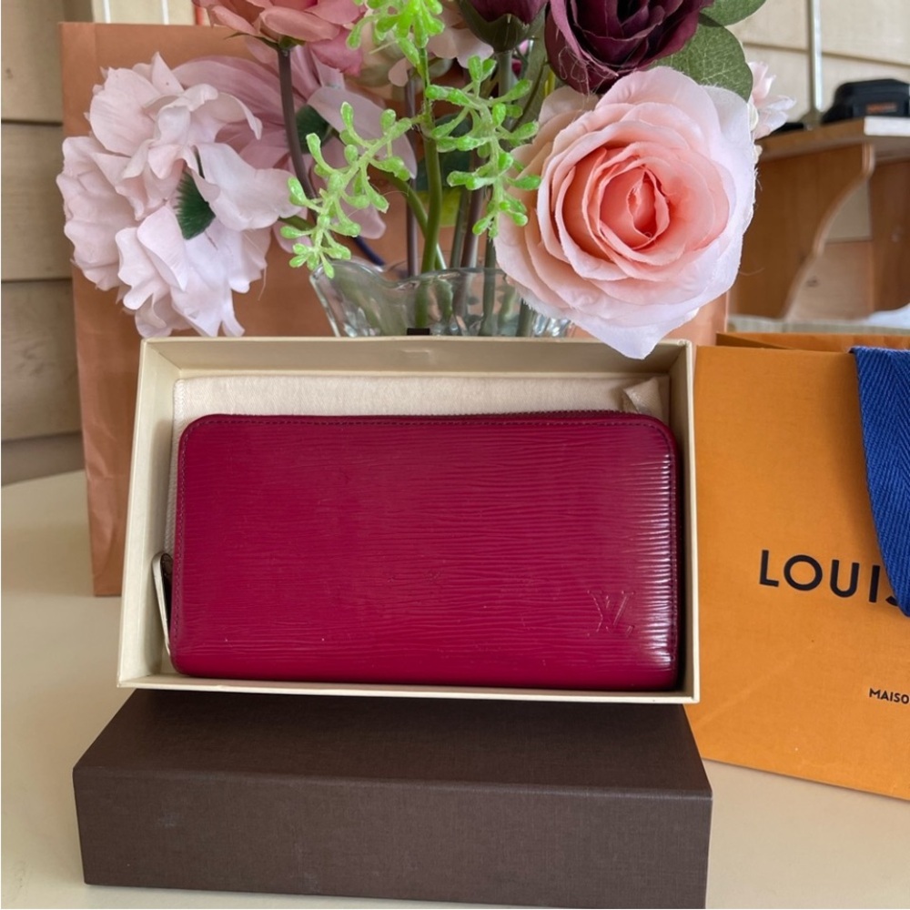 Authentic Louis Vuitton zippy long wallet❤️❤️❤️❤️